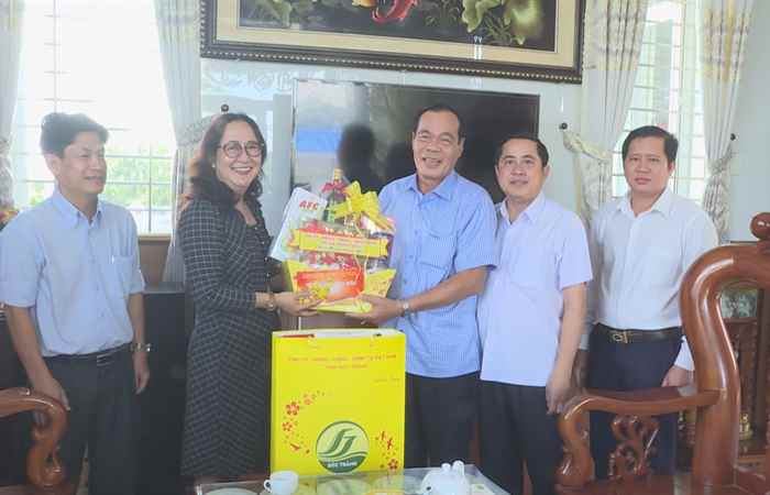 Bí thư Thị ủy Vĩnh Châu chúc Tết tịnh xá Ngọc Châu Như  